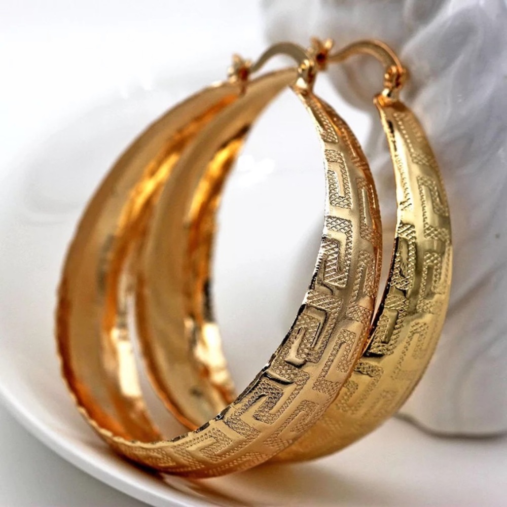 NEW 18k Gold plated luxury hoop earrings